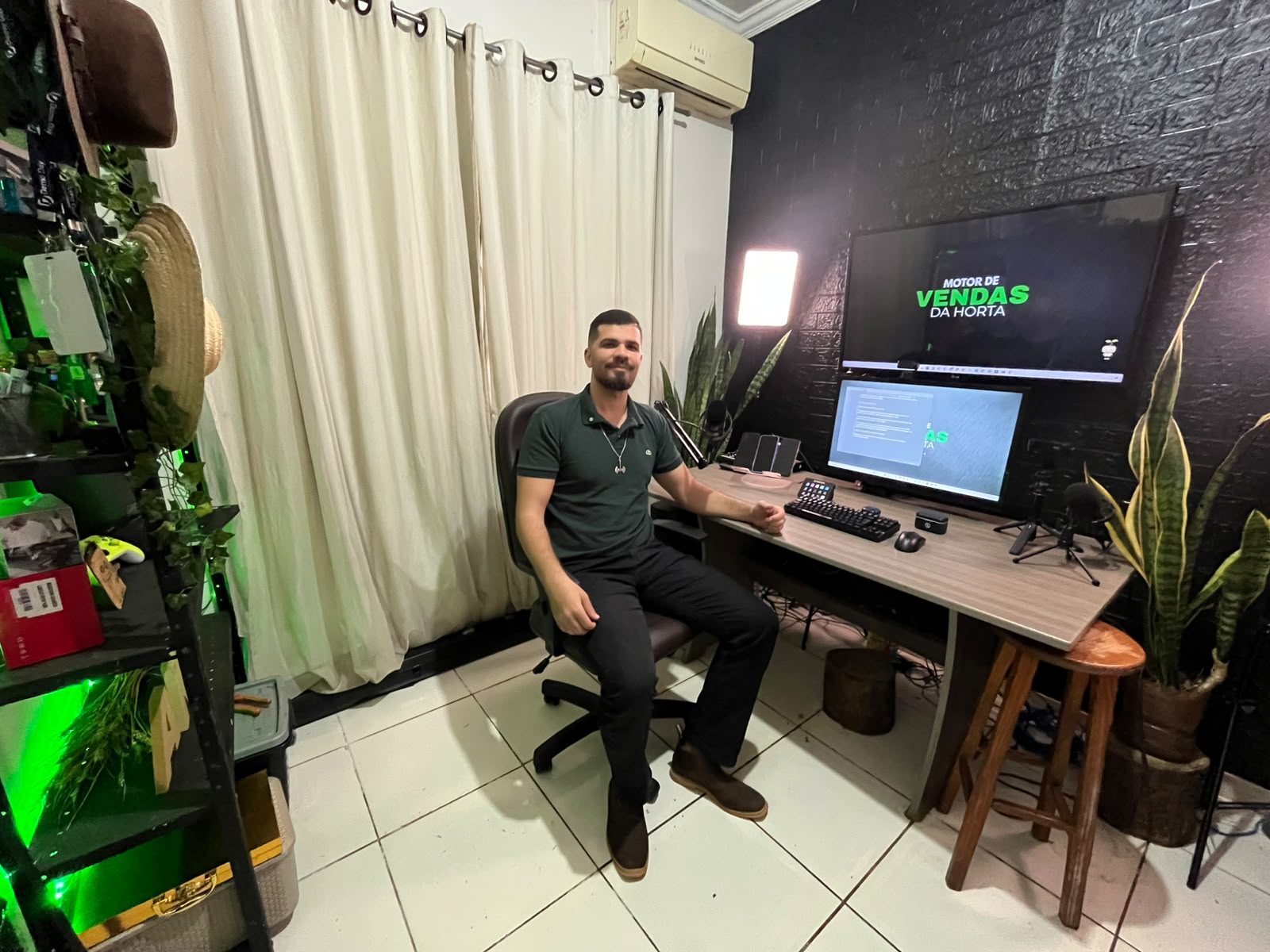 João no escritório atual